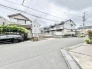 閑静な住宅街の中にあり、日々の暮らしに穏やかな落ち着きと安らぎを感じさせる良好な住環境が整っています。
