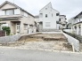 周囲に住宅が立ち並ぶ穏やかな環境で、これからの暮らしを自由に描き出せるゆとりある敷地です。