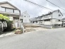 穏やかな住宅街に位置する、これからの暮らしを自由に描き出せる開放感のある更地です。