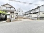 閑静な住宅街の一角にあり、新しい暮らしの構想を静かに描き出せる開放感のある敷地です。