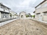 周囲の街並みに溶け込む、落ち着いた住宅エリアに位置する整った区画です。