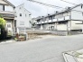 閑静な住宅街の一角に位置し、理想の住まいをゼロから描き出せるゆとりある敷地が広がっています。