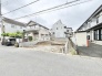 周囲の街並みと調和する穏やかな住環境の中にあり、暮らしの未来を自由に描けるフラットな敷地です。