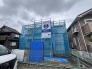 住まいが形作られていく過程を見守り、完成への期待と安心感が膨らむ建設現場のひとときです。