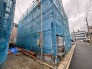 新しい暮らしの始まりを感じさせる、期待と高揚感に包まれた建築進行中の風景です。