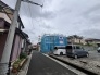 穏やかな住宅地の中に佇み、新しい暮らしの始まりを感じさせる落ち着いた環境です。