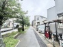 緑豊かな街路樹が心地よい、閑静で落ち着いた佇まいの周辺環境が暮らしに安らぎを届けます。