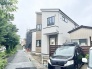 周辺の緑と調和しながら、洗練された印象を与える落ち着いた佇まいの外観です。