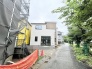 落ち着いた色合いのモダンな外観が、周囲の静かな街並みに自然と馴染む佇まいです。