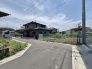 穏やかな空気が流れる住宅街に位置し、ゆったりとした時間の流れを感じさせる落ち着いた環境です。
