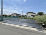 周辺環境と調和する穏やかな街並みに位置し、理想の住まいを形にするための可能性が広がるゆとりある空間です。