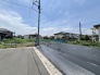 空が広く見渡せる開放感のある立地で、周辺は穏やかな住宅街が広がっています。
