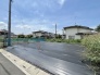 周囲を落ち着いた住宅に囲まれ、これからの暮らしを自由に描き出せる広々とした開放的な敷地です。