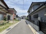 静かな住宅街が広がる穏やかな通り沿いで、日々の暮らしに安らぎを感じられる落ち着いた住環境です。