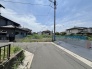空が広く見渡せる開放的な環境で、穏やかな暮らしのベースを築くのに適した整ったロケーションです。