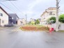 周囲に溶け込む穏やかな住環境の中で、暮らしの新しい可能性を広げてくれる静かな場所です。