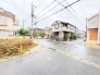 穏やかな時間が流れる落ち着いた住宅街で、日々の暮らしに心地よい静けさを感じさせてくれる環境です。
