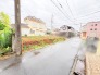 周辺は落ち着いた住宅街が広がり、穏やかな暮らしを予感させる静かな環境が整っています。