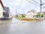 穏やかな空気が流れる住宅街に位置し、日々の暮らしに安らぎを感じさせる落ち着いた住環境です。