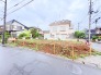 閑静な住宅街の一角にあり、周囲の落ち着いた街並みと自然に調和する、開放感あふれる心地よい空間です。