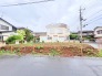穏やかな住宅街に位置する、自由なプランニングが可能な広々とした敷地です。