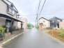 落ち着いた住宅街の雰囲気が漂い、穏やかで心地よい暮らしを予感させる静かな街並みです。