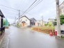 落ち着いた雰囲気が漂う住宅街に位置し、穏やかな日常を予感させる静かな街並みが広がっています。