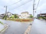 閑静な住宅街の一角にあり、周囲と調和しながらも開放的な広がりを感じさせる整った敷地です。