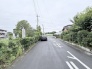 周辺には自然の緑が残り、静けさと心地よい開放感に包まれた穏やかな住環境が広がっています。