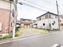 周囲の街並みに溶け込む、落ち着いた静けさを備えた敷地が広がっています。