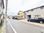 落ち着いた雰囲気の住宅街に位置し、日々の暮らしに穏やかな安らぎを感じられる住環境です。