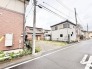 周囲に溶け込む落ち着いた街並みの中で、これからの暮らしの可能性が広がる静かな敷地です。