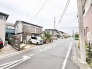 落ち着いた住宅街の風景に溶け込む、穏やかな時間が流れる住環境です。