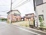 穏やかな住宅街に位置する、使い勝手の良さを感じさせるゆとりある敷地です。