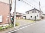 周辺の街並みに溶け込む、静かな環境で新しい暮らしの基盤を築くことができる広々とした敷地です。