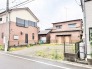周囲と調和する穏やかな住環境に位置しており、日々の暮らしに落ち着きを感じられる立地です。
