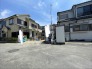 閑静な住宅街に位置し、穏やかな日常が流れる落ち着いた住環境が魅力です。