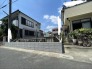 空が広く見渡せる開放的な環境で、穏やかな暮らしのベースとなる心地よい街並みに馴染む立地です。