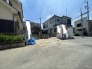 周辺の街並みに調和する、日々の暮らしを見守るような落ち着いた佇まいの敷地です。