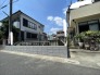 周囲の建物と調和する穏やかな住宅街に位置し、これからの暮らしの可能性が広がるすっきりとした区画です。