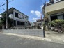 閑静な住宅街の一角にあり、新しい暮らしの始まりを想像させる落ち着いた街並みに佇む敷地です。