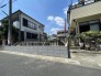 空が広がる穏やかな住宅街の中で、新しい暮らしの舞台となる静かな場所が待っています。