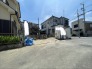周囲の住宅環境に馴染む落ち着いた街並みの中で、新たな暮らしの可能性を感じさせる敷地です。