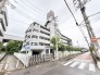 落ち着いた街並みに佇み、日々の暮らしに静かな安心感をもたらす住まいのアプローチです。