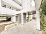 端正なフォルムが街並みに馴染む、日々の帰宅を穏やかに受け止めてくれる落ち着いた佇まいのエントランスです。
