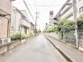 住環境の落ち着きを感じさせる、穏やかな空気が流れる閑静な住宅街の風景です。