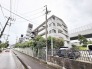 街並みに調和する落ち着いた佇まいが、日々の暮らしに穏やかな安心感をもたらしてくれます。