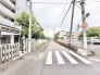 住環境の落ち着きを感じさせる、穏やかな日常の風景が広がる周辺エリアです。