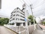 周辺環境と調和する落ち着いた佇まいで、街並みに溶け込む洗練された外観が印象的です。
