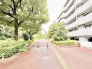 豊かな緑と静かな空気が寄り添う、日常に安らぎをもたらす心地よい住環境が広がります。